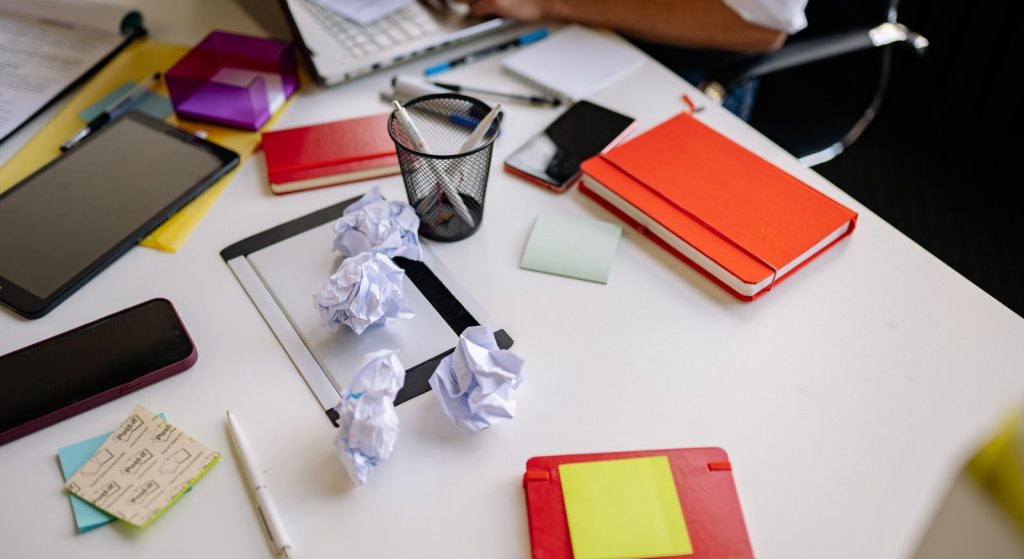 Papéis amassados sobre a mesa de trabalho